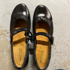 Naot WOMENS  shoe with button on strap.